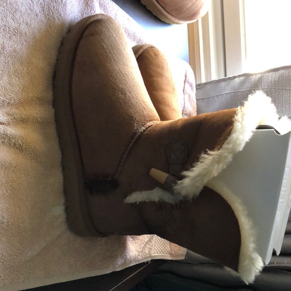 UGGS - Picture 2 of 3